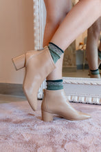 Upload the image to the Gallery viewer, BETTA